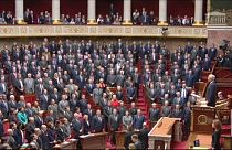 Francia: omaggio del parlamento alle vittime con uno spontaneo inno nazionale