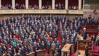 Francia parlamenti képviselők hirtelen elénekelték a himnuszt a párizsi terrorakciók áldozataira emlékezve.