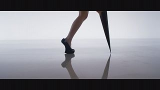 مغنية البوب مبتورة الساق فيكتوريا موديستا، تقدم مفهوما جديدا للإعاقة الجسدية