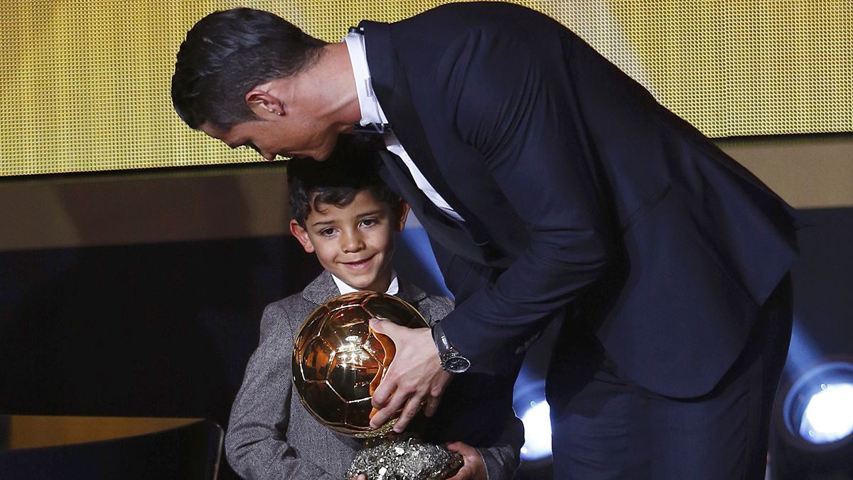 رویارویی جالب مسی و پسر رونالدو در حاشیه مراسم اهداء توپ طلا