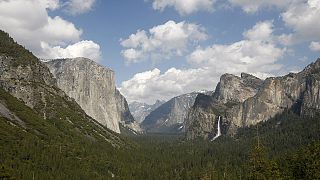 Deux alpinistes américains gravissent à mains nues le sommet du Yosemite