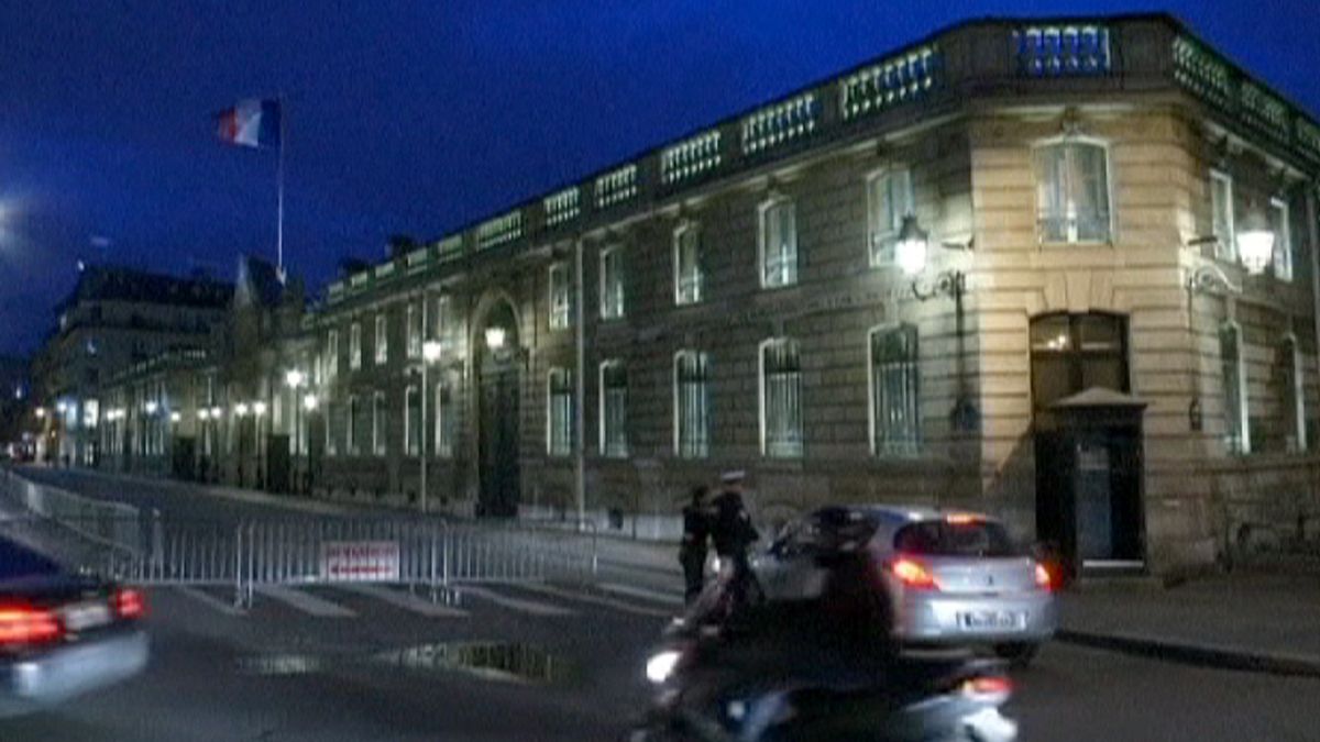 Paris'teki Elysee Sarayı önünde bir polis yaralandı