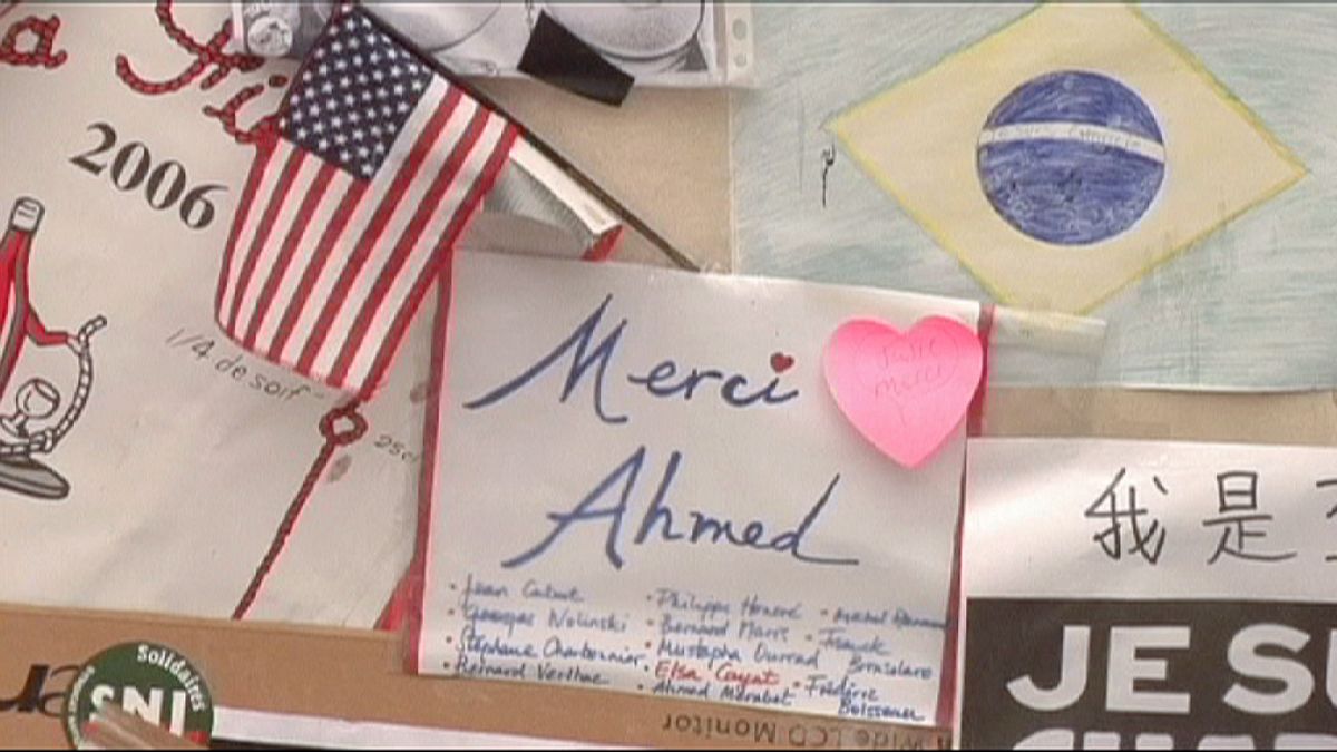 Homenagens junto ao Charlie Hebdo