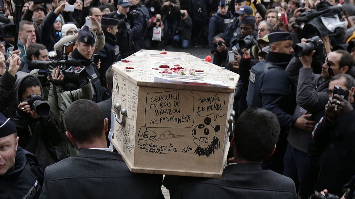 Γαλλία: Κηδεύτηκαν πέντε θύματα της επίθεσης στο Charlie Hebdo