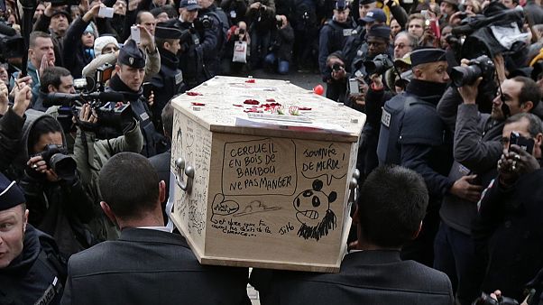 В Париже прошли похороны двух художников, журналиста и полицейского - жертв нападения 7 января В Париже прошли похороны двух художников, журналиста и полицейского - жертв нападения 7 января