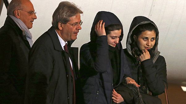 Italianas sequestradas na Síria regressam a Roma Italianas sequestradas na Síria regressam a Roma