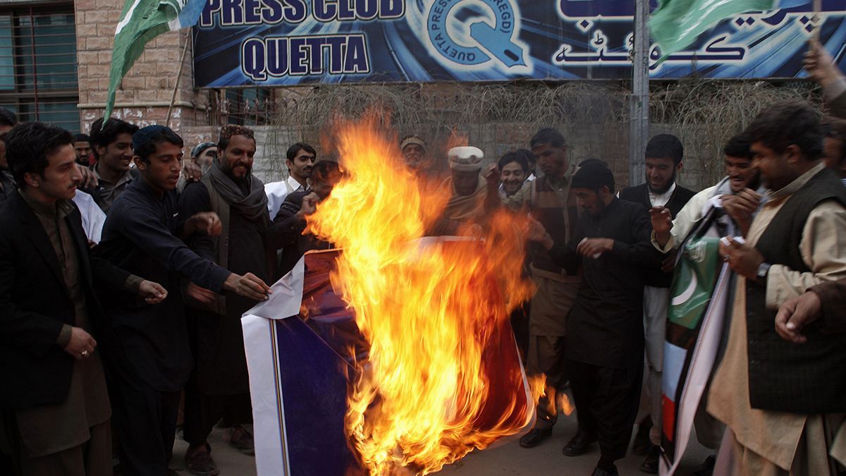 Paquistão: Três feridos graves em manifestação contra o Charlie Hebdo