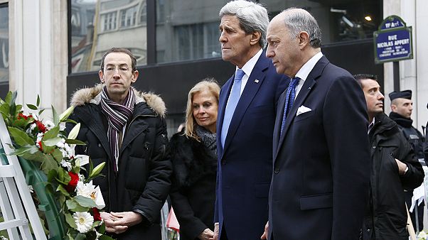 John Kerry gedenkt in Paris der Anschlagsopfer von letzter Woche John Kerry gedenkt in Paris der Anschlagsopfer von letzter Woche