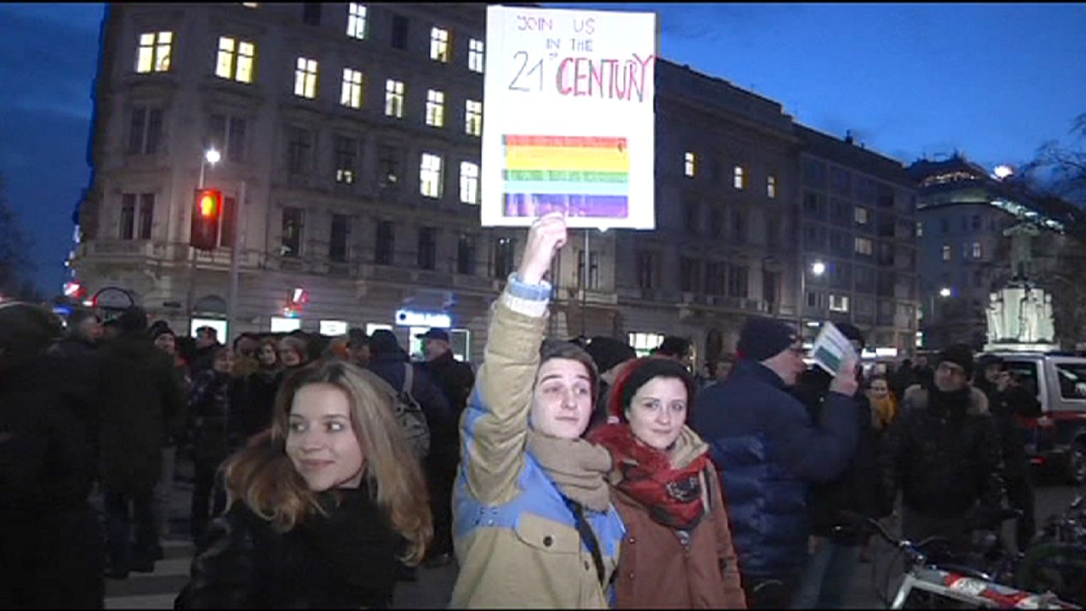 Beijo "proibido" inflama protestos gay frente a café de Viena