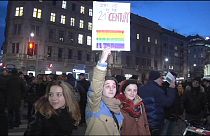 Beijo "proibido" inflama protestos gay frente a café de Viena