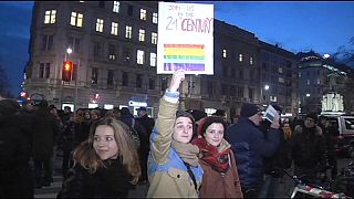 Beijo "proibido" inflama protestos gay frente a café de Viena