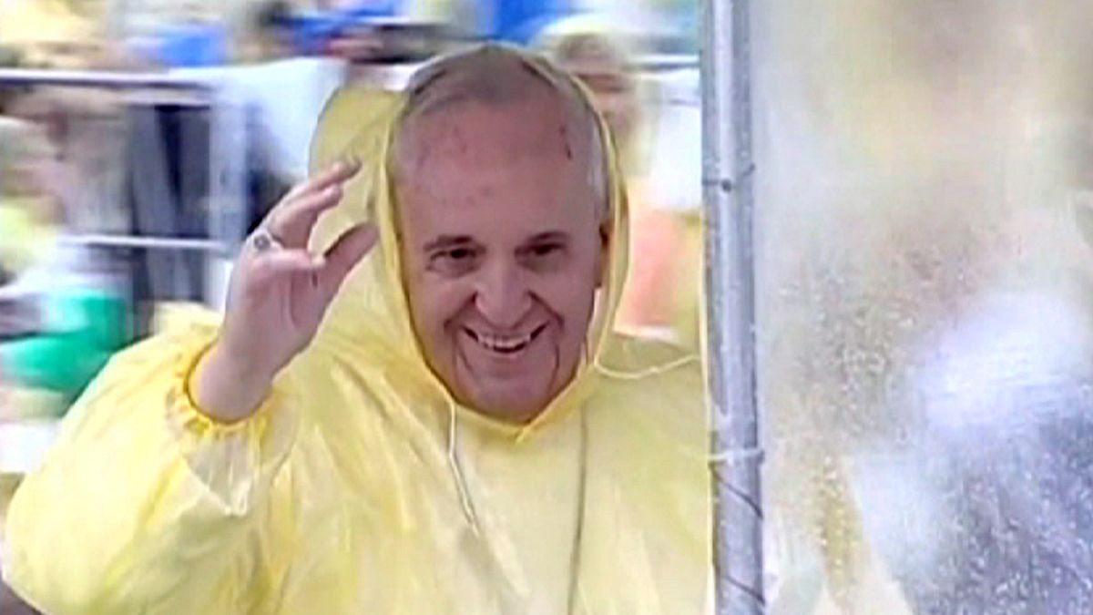 Papa Filipinler'de felaketzedeleri ziyaret etti