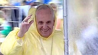 Le pape communie avec les survivants du typhon à Tacloban aux Philippines