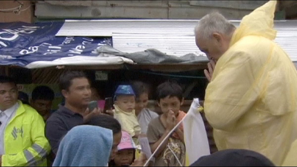 Tempestade encurta visita papal a Tacloban
