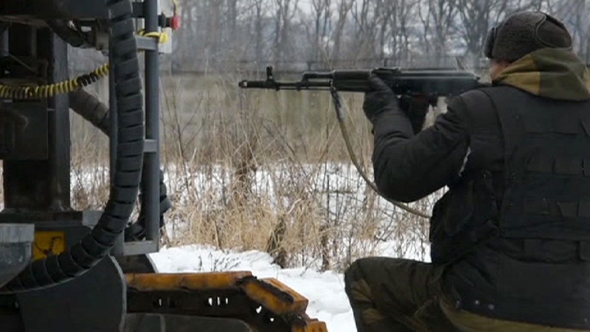 Separatistas prorrusos refuerzan sus ataques contra el aeropuerto de Donetsk