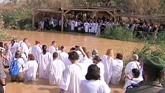 المسيحيون الارثوذوكس يحيون عيد الغطاس في نهر الاردن