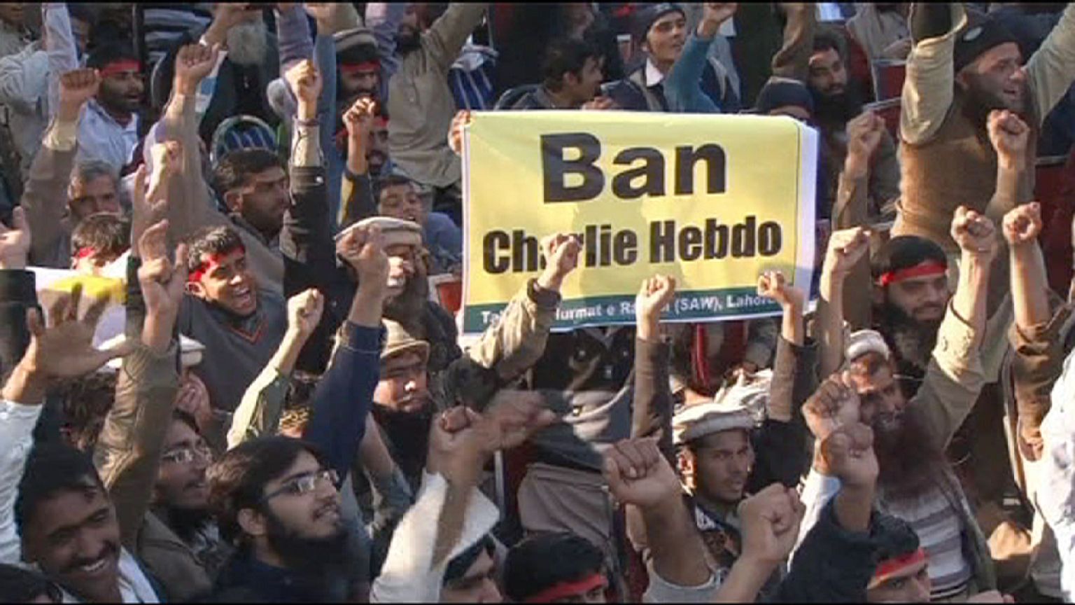 Ezrek tüntettek a Charlie Hebdo ellen Pakisztánban