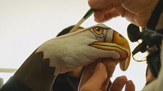 Artista italiano pinta animais nas mãos