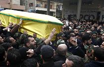 Raid israélien : foule en colère aux funérailles d'un des combattants du Hezbollah