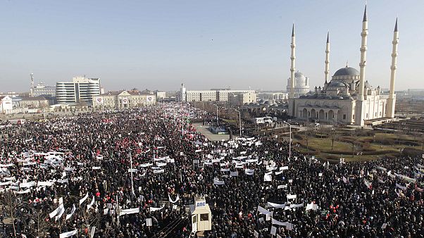 Οργισμένες διαδηλώσεις κατά της Charlie Hebdo στον μουσουλμανικό κόσμο Οργισμένες διαδηλώσεις κατά της Charlie Hebdo στον μουσουλμανικό κόσμο