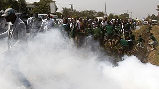 La Policía de Kenia lanza gas lacrimógeno contra un grupo de niños