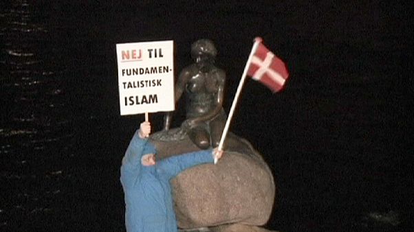 Pegida e anti-Pegida desfilam em Copenhaga Pegida e anti-Pegida desfilam em Copenhaga
