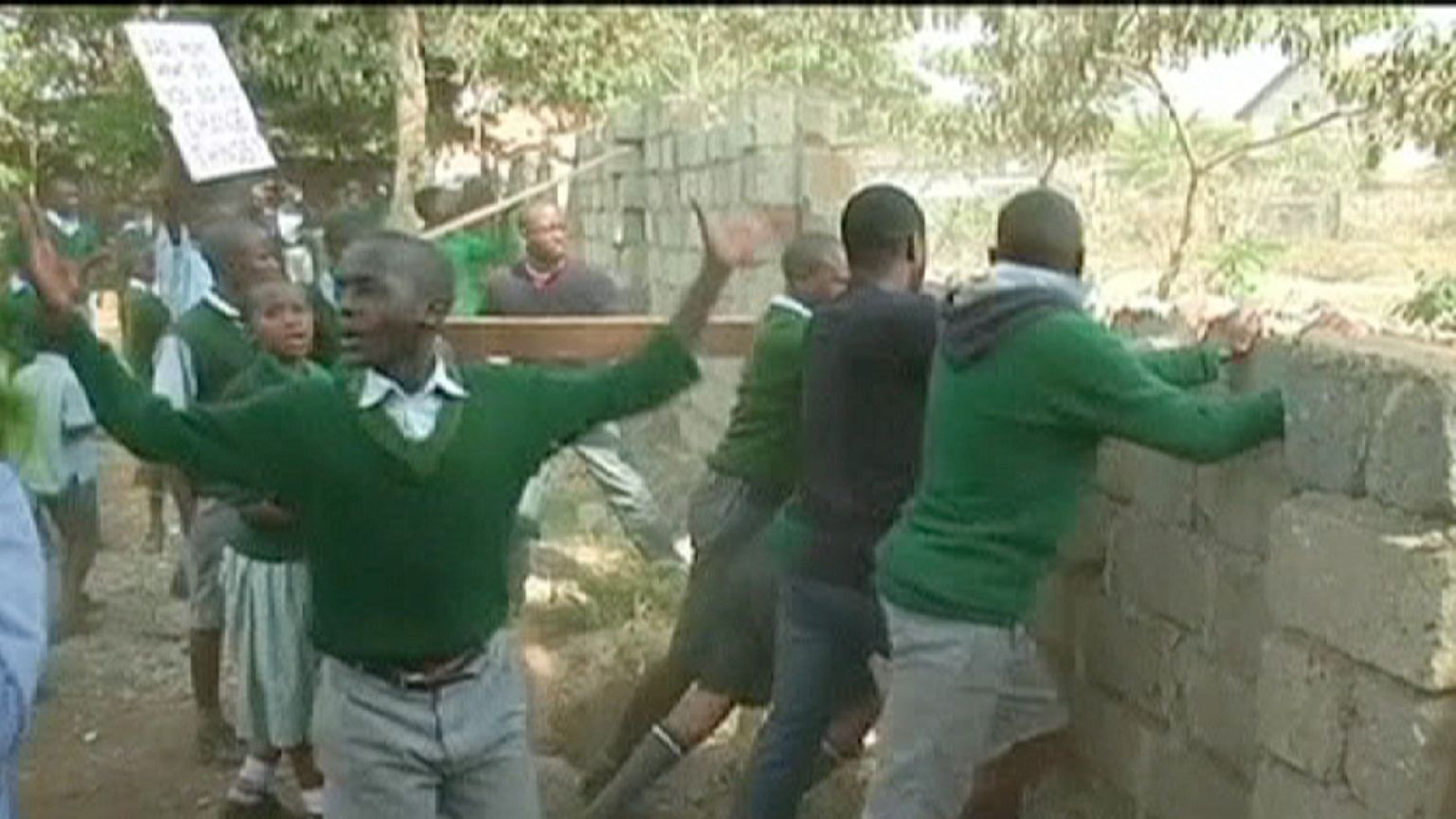 Kenia: la policía lanza gases lacrimógenos a una manifestación de niños
