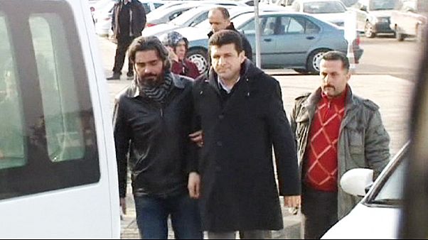 Turquía: una veintena de detenidos por supuestas escuchas ilegales a Erdogan y al Gobierno Turquía: una veintena de detenidos por supuestas escuchas ilegales a Erdogan y al Gobierno