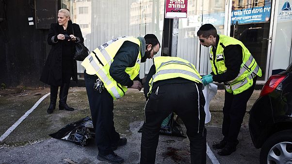 فلسطيني يطعن ركابا إسرائيليين في حافلة بتل أبيب فلسطيني يطعن ركابا إسرائيليين في حافلة بتل أبيب