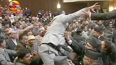 معركة في البرلمان النيبالي اعتراضًا على الدستور.