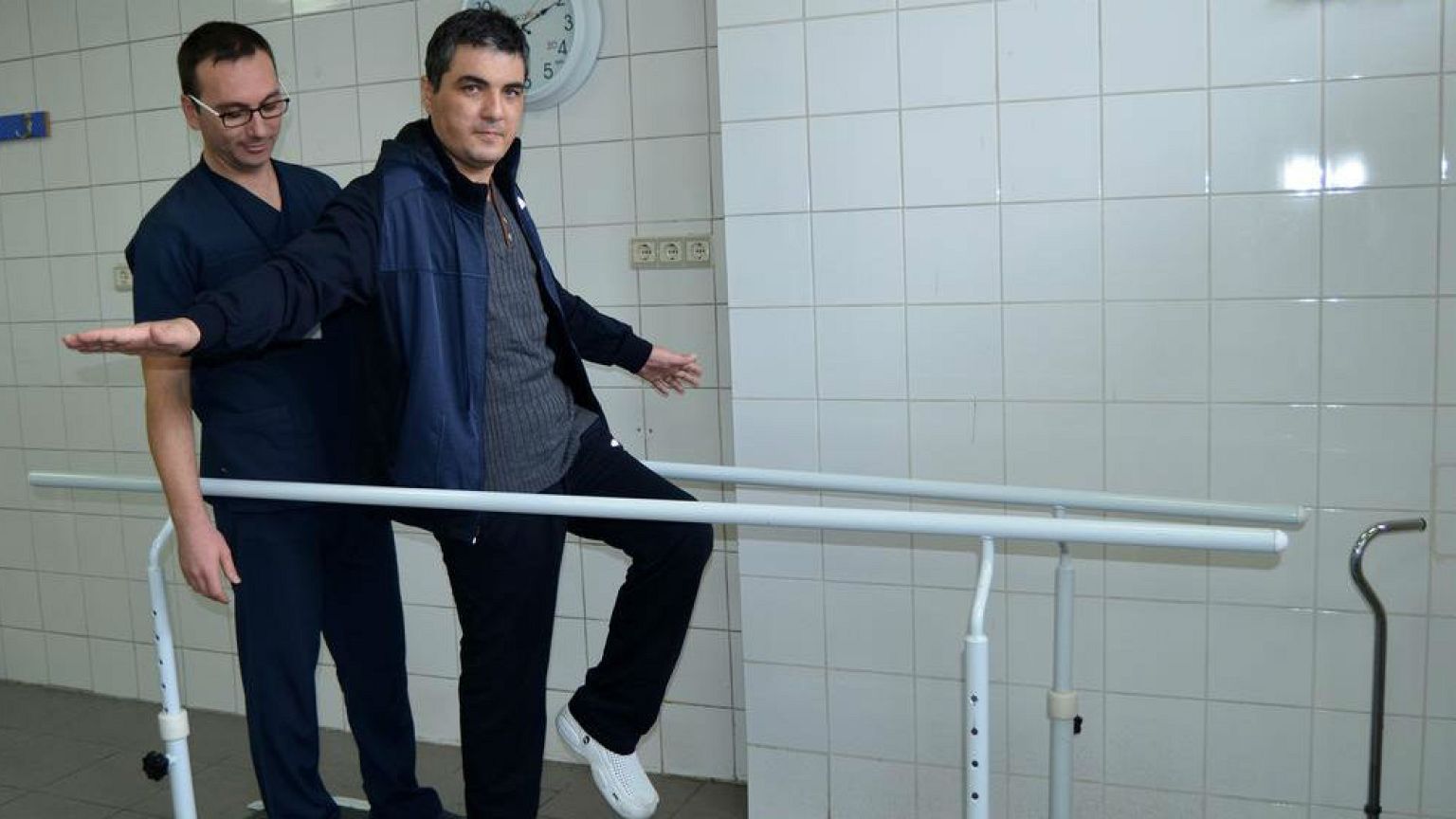 105 gün sonra uyandı ve yürümeye başladı