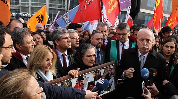 Turquie : deux policiers condamnés à 10 ans de prison pour la mort d'un manifestant Turquie : deux policiers condamnés à 10 ans de prison pour la mort d'un manifestant
