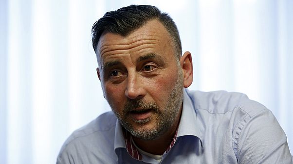Líder do Pegida demite-se depois de foto disfarçado de Hitler Líder do Pegida demite-se depois de foto disfarçado de Hitler