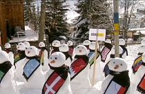 Снеговики приветствую участников Всемирного экономического форума в Давосе