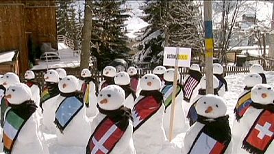Bonecos de neve saúdam os participantes do Fórum Económico Mundial, em Davos