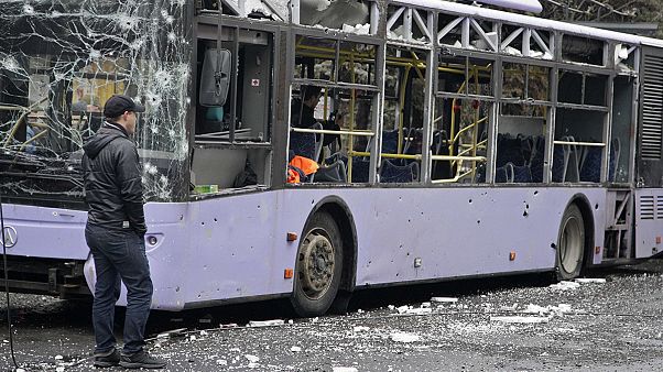 Legkevesebb kilenc halott az ukrajnai buszmegállóban Legkevesebb kilenc halott az ukrajnai buszmegállóban