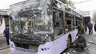 كييف وموسكو تتبادلان التهم بشأن قصف حافلة مدنية