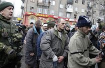 Prisioneiros de guerra ucranianos humilhados em Donetsk