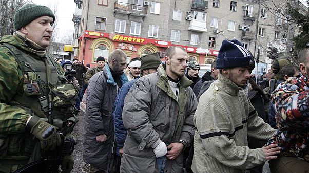 Donetsk : les rebelles exhibent des prisonniers devant la foule après le bombardement d'un bus Donetsk : les rebelles exhibent des prisonniers devant la foule après le bombardement d'un bus