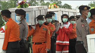 العثور على أربع جثث لضحايا طائرة "إير إيجا" التي تحطمت قرب جاوة