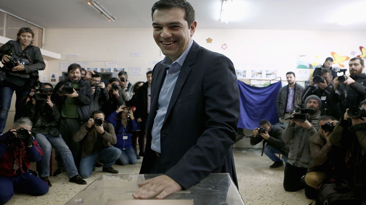 الکسیس سیپراس، بخت اول نخست وزیری یونان، رای خود را به صندوق انداخت