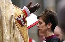 Kirche von England weiht Frau zur Bischöfin