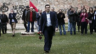 1.º Acto oficial de Tsipras foi homenagear gregos fuzilados pelos nazis