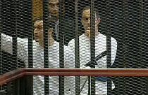 Egito: Alaa e Gamal Mubarak foram libertados