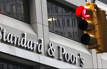 S&P снизило рейтинг России до "мусорного"