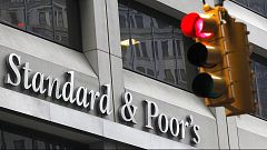 S&P снизило рейтинг России до "мусорного"
