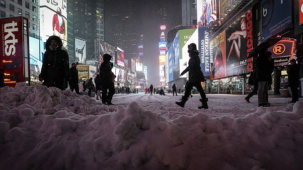 New York sotto la neve. Ma la Grande Bufera non c'è stata New York sotto la neve. Ma la Grande Bufera non c'è stata