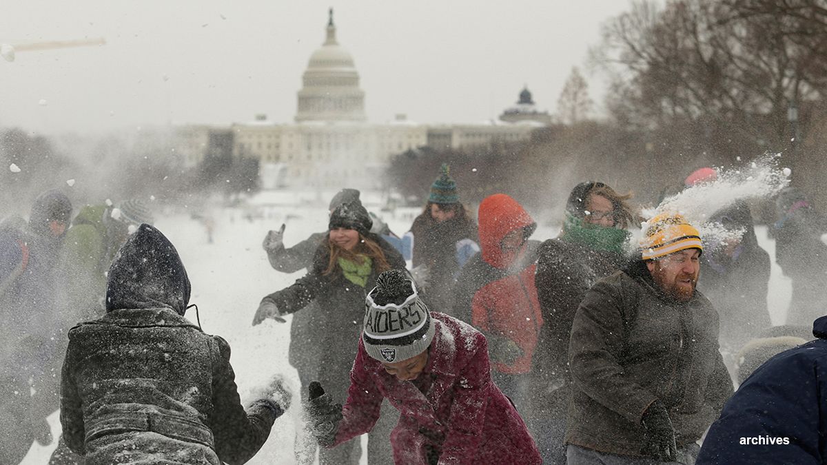 Снегопад в США привел к масштабным "снежным боям"