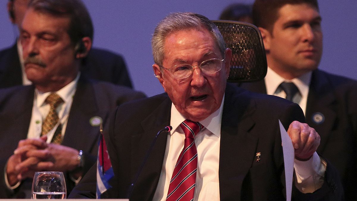 Άρση του εμπάργκο κατά της Κούβας ζητεί από τον Μπαράκ Ομπάμα ο Ραούλ Κάστρο