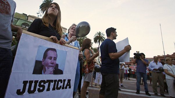 Argentina: oggi sepoltura del magistrato Nisman, chiese pistola a collaboratore Argentina: oggi sepoltura del magistrato Nisman, chiese pistola a collaboratore